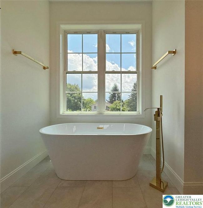 9858 Old 22, House other with 4 bedrooms, 4 bathrooms and null parking in Breinigsville PA | Image 46