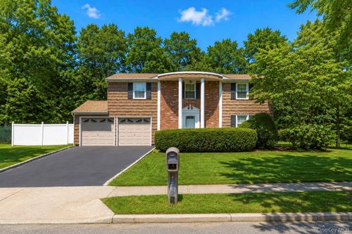 25 Hewes Street, Brookhaven, NY, 11776 | Card Image