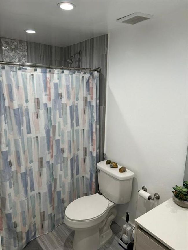 BATHROOM | Image 14