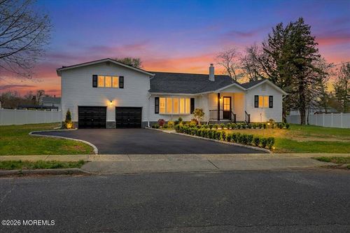 3 Roberta Dr, Middletown, NJ, 07748-1622 | Card Image