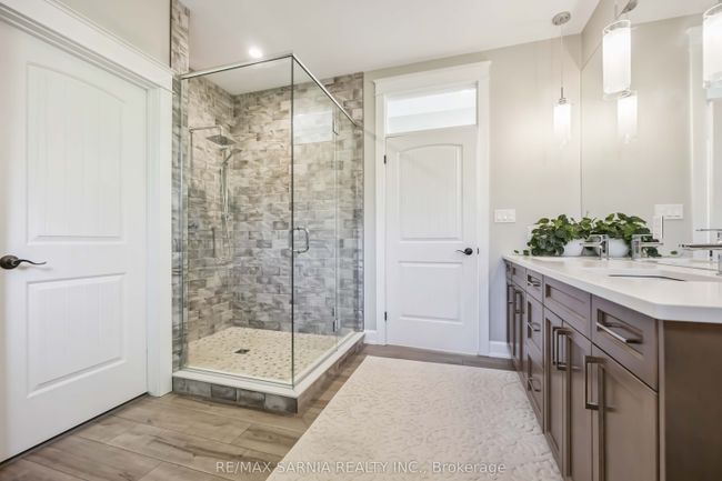 9934 Nipigon St, House other with 2 bedrooms, 2 bathrooms and 2 parking in Port Franks ON | Image 24