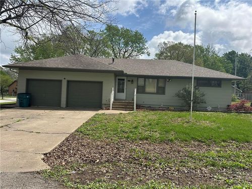 601 S Mulberry St, Louisburg, KS, 66053-4111 | Card Image
