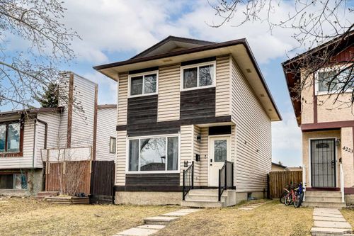 4221 58 St Ne, Calgary, AB, T1Y4G2 | Card Image