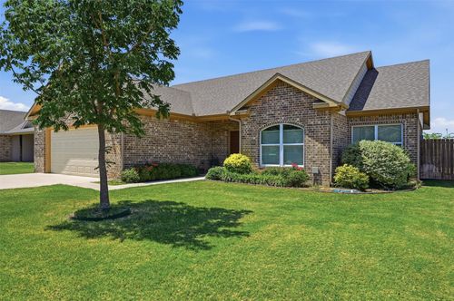 816 E Northside Dr, Pilot Point, TX, 76258-4070 | Card Image