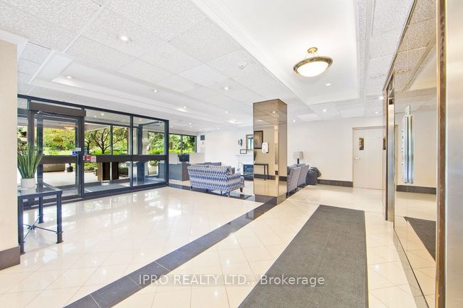 1002 - 1320 Mississauga Valley Blvd, Condo with 3 bedrooms, 2 bathrooms and 2 parking in Mississauga ON | Image 4
