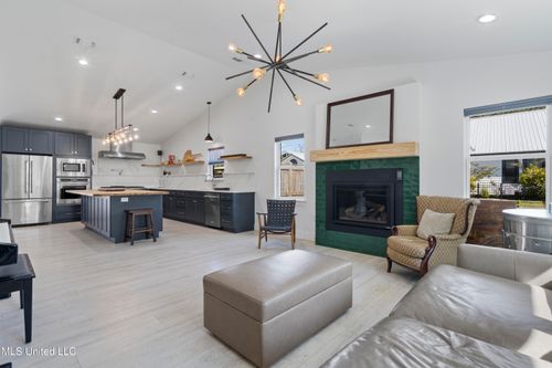 1211 Bowen Ave, Ocean Springs, MS, 39564-4707 | Card Image