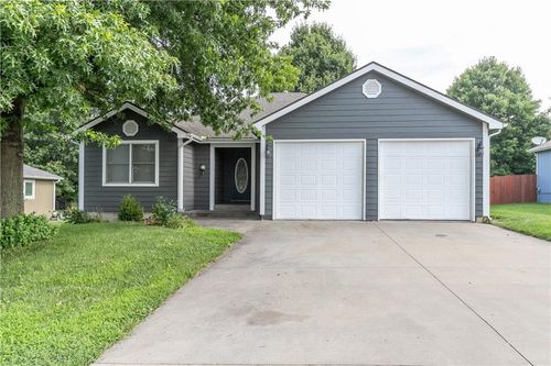 1745 Finch Dr, Tonganoxie, KS, 66086-9709 | Card Image
