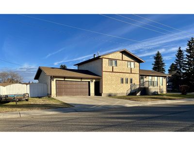 5342 45 Ave, House other with 3 bedrooms, 3 bathrooms and null parking in Vegreville AB | Image 2