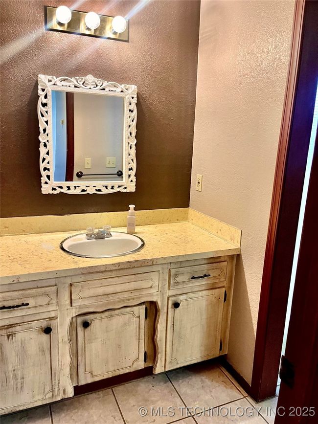 Main Bath Lavatory | Image 10