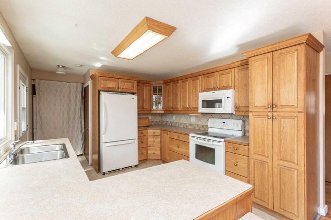 5339 51 Avenue, Home with 3 bedrooms, 2 bathrooms and 6 parking in Lacombe AB | Image 11