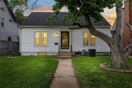 2518 1st Ave Ne, Cedar Rapids, IA, 52402-4943 | Card Image