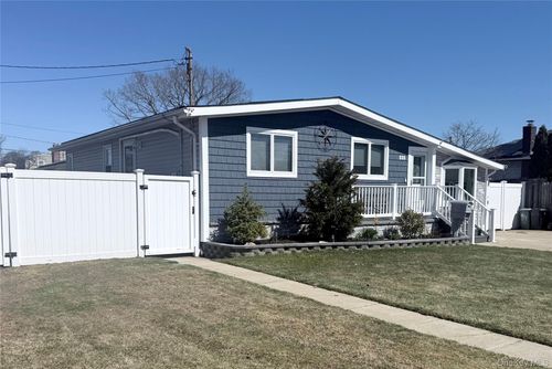 225 Montgomery Ave, West Babylon, NY, 11704-4827 | Card Image