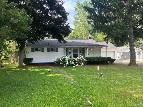 6182 Surrey Ln, Burton, MI, 48519-1316 | Card Image