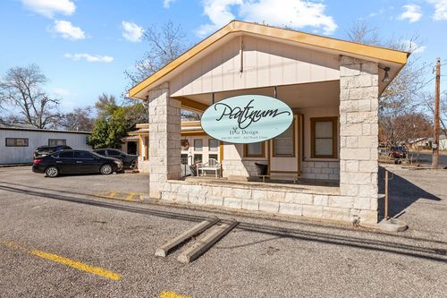 812 N Llano St, Fredericksburg, TX, 78624-3922 | Card Image