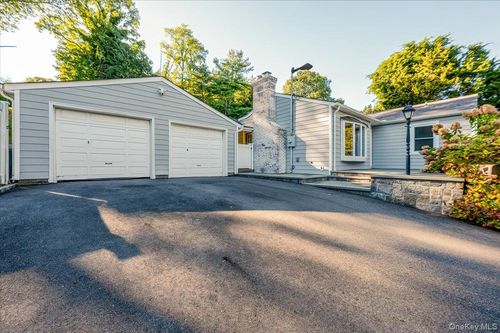 17 Dumbarton Dr, Huntington, NY, 11743-2468 | Card Image