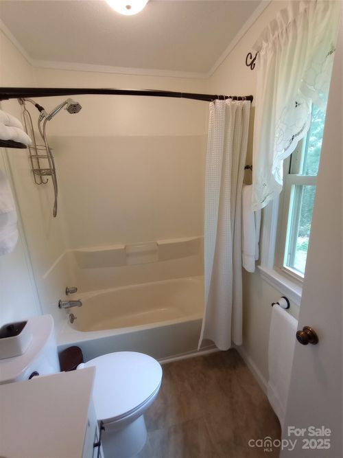 74 Melinda G Ln, Hendersonvlle, NC, 28739-3725 | Card Image