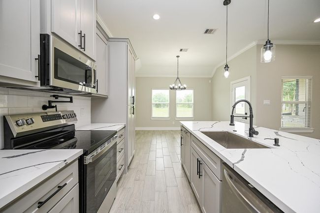 Island Kitchen Comes With Brand New Appliances & Beautiful Quartz Countertops | Image 19