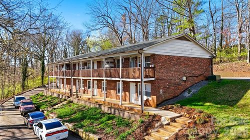 1075 7th Ave Nw, Hickory, NC, 28601-3448 | Card Image