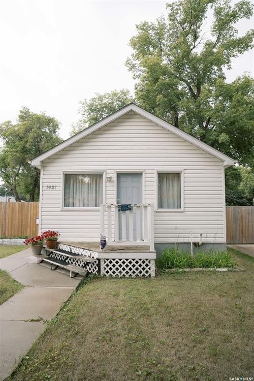 1421 Av H N, Saskatoon, SK, S7L2E5 | Card Image