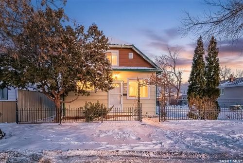 222 Lillooet St W, Moose Jaw, SK, S6H4Y9 | Card Image