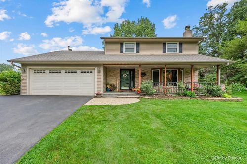 38W686 Ridgewood Ln, Elgin, IL, 60124-7912 | Card Image