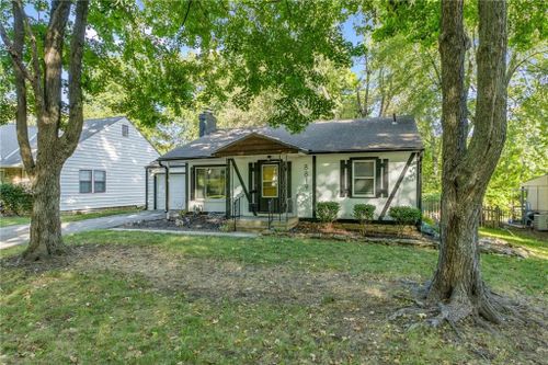 8819 Sleepy Hollow Road, Kansas City, MO, 64114 | Card Image