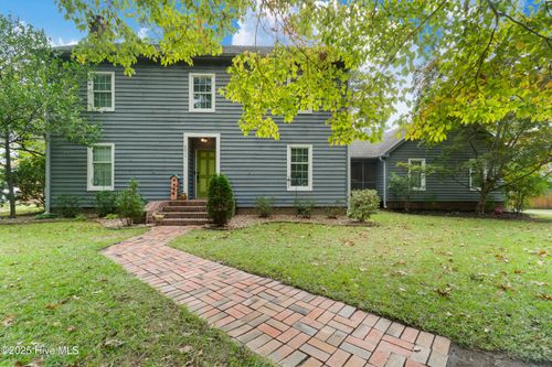 2011 Williamson Dr, New Bern, NC, 28562-9177 | Card Image