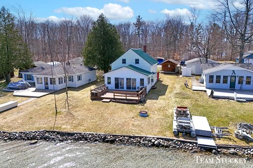 8941 Lake St, Newaygo, MI, 49337-8601 | Card Image