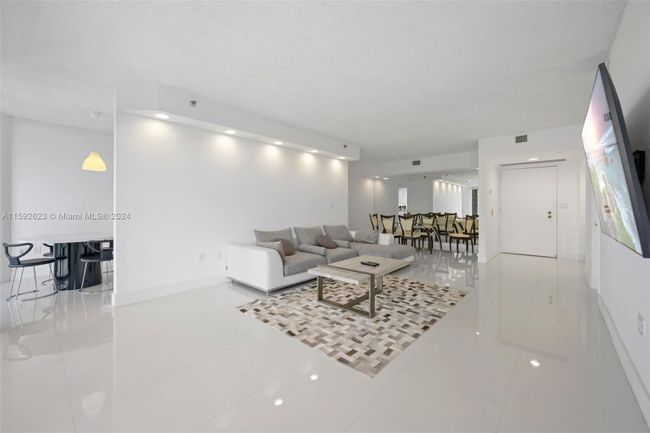 903 - 4000 Island Blvd, Condo with 2 bedrooms, 2 bathrooms and null parking in Aventura FL | Image 7