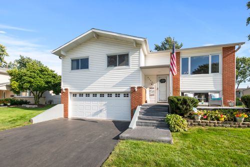 2605 Willow Ave, Woodridge, IL, 60517-2243 | Card Image