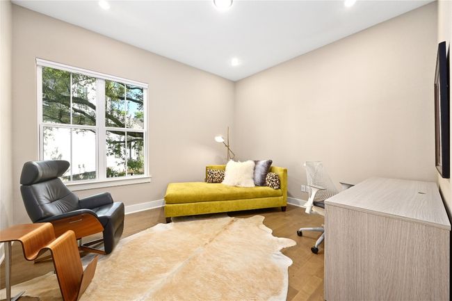 Office with plenty of natural light | Image 18