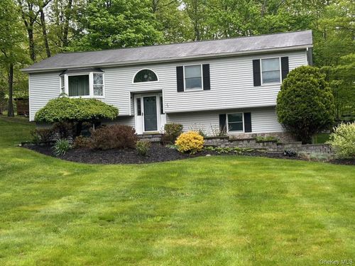 25 Cocoa Ln, Newburgh, NY, 12550-8819 | Card Image