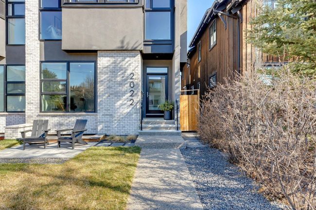 2022 44 Avenue Sw, Home with 4 bedrooms, 3 bathrooms and 2 parking in Calgary AB | Image 2