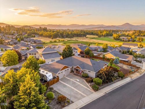 83 Hidden Valley Dr, Eagle Point, OR, 97524-8636 | Card Image