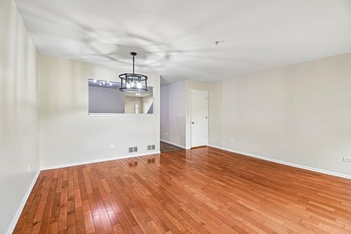 524 Jennifer Cir, Mundelein, IL, 60060-4110 | Card Image