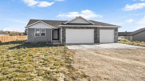 224 Spring Creek Pkwy, Spring Creek, NV, 89815-5846 | Card Image