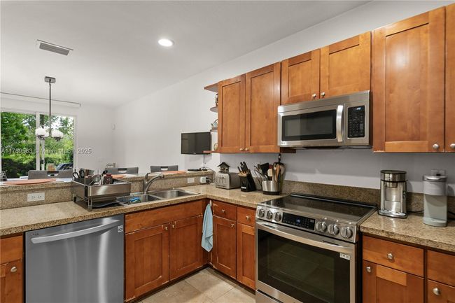 7514 Nw 108 Th Path, Townhouse with 3 bedrooms, 3 bathrooms and null parking in Doral FL | Image 37