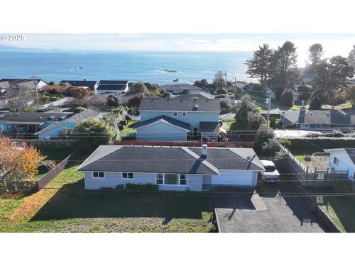 425 Memory Ln, Brookings, OR, 97415-9668 | Card Image