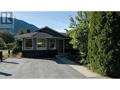 118 Weeks Rd, House other with 4 bedrooms, 3 bathrooms and 8 parking in Genelle BC | Image 2