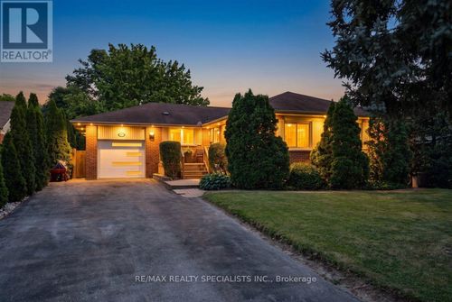 63 Suburban Dr, Mississauga, ON, L5N1H1 | Card Image