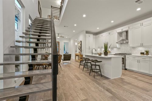 933 W 8th St, Dallas, TX, 75208-5064 | Card Image