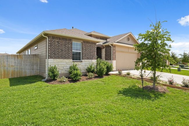 Huge yard in front and in back. | Image 37