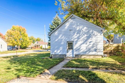 1433 Poplar St, Port Huron, MI, 48060-3545 | Card Image