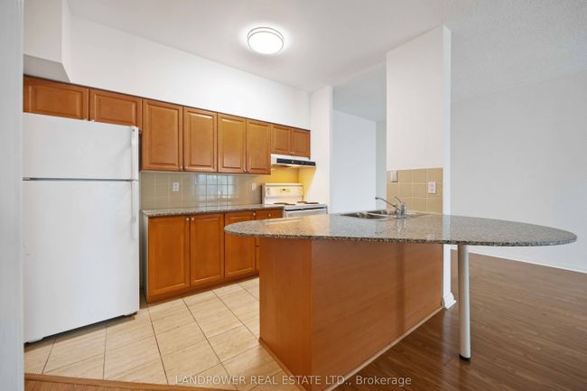1017 - 230 Queens Quay W, Condo with 2 bedrooms, 1 bathrooms and null parking in Toronto ON | Image 15