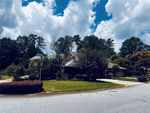 290 Francyne Ct, Sandy Springs, GA, 30328-5233 | Card Image