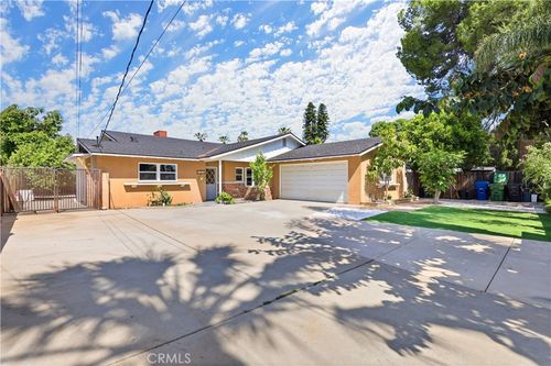 8011 Quartz Ave, Winnetka, CA, 91306-1940 | Card Image