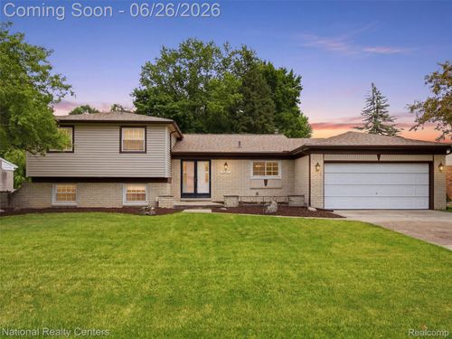 17418 Country Club Dr, Livonia, MI, 48152-4802 | Card Image