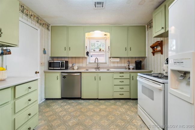 300 Se Waverly Ave, House other with 3 bedrooms, 1 bathrooms and null parking in Bartlesville OK | Image 9