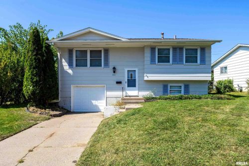2846 Magnolia Dr, Bettendorf, IA, 52722-2927 | Card Image
