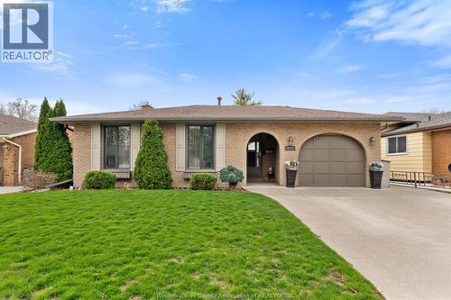 9535 Chestnut Drive, Windsor, ON, N8R1G9 | Card Image